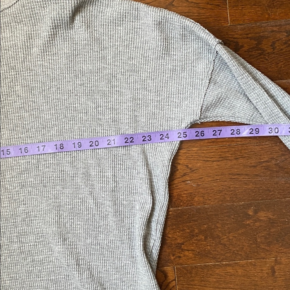 TNA Long Sleeve Waffle Knit Top Size Small Grey V-Neck Oversized Fit - Picture 7 of 11